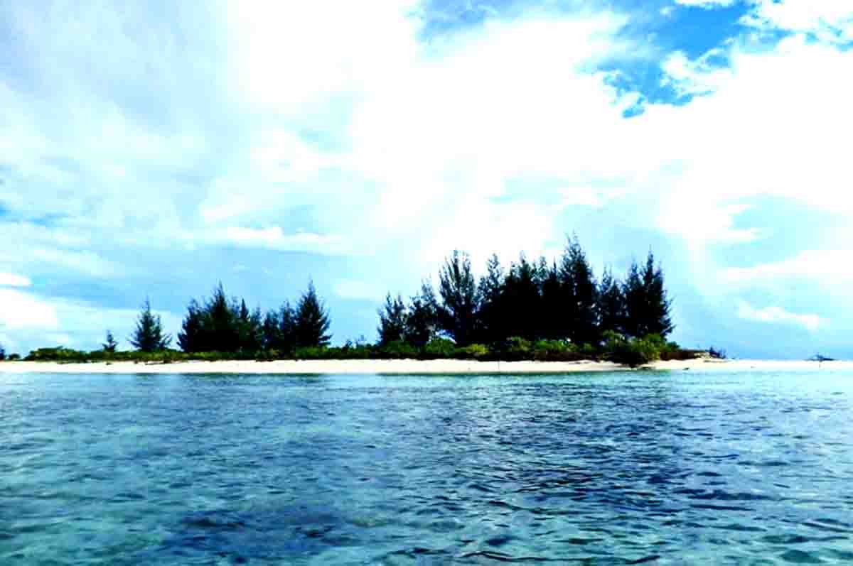Pulau Gata-Gata - Nama dataran rendah berlokasi dalam Kepulauan Maluku dengan jumlah penduduk asli yang cukup banyak
