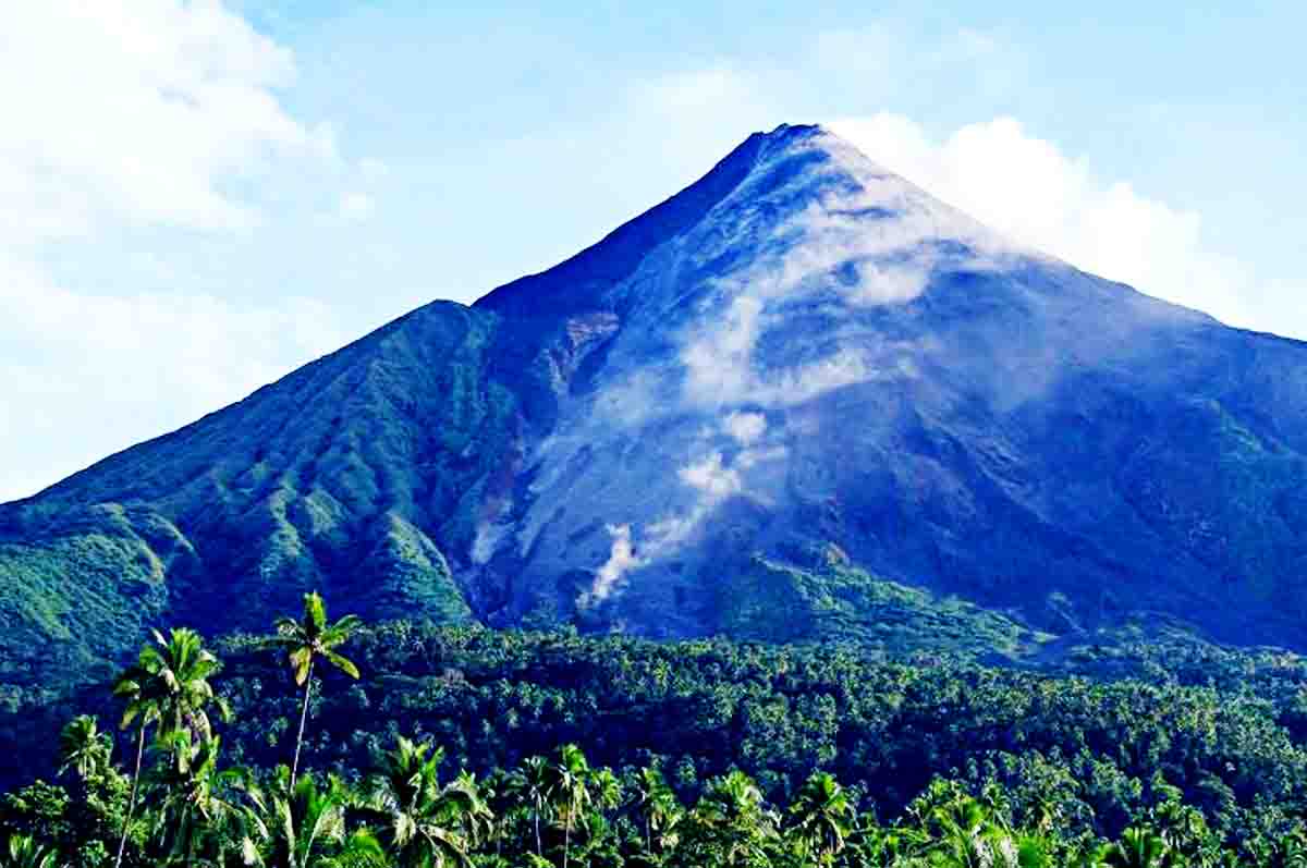 Gunung Karangetang - Nama-nama gunung berlokasi pada Pulau Sulawesi tepatnya Tagulandang Biaro