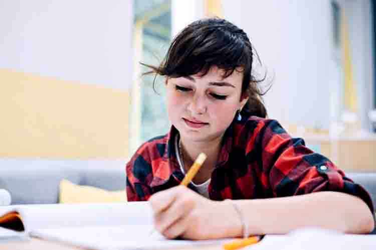Kegemaran Menulis – Hobi remaja yang bermanfaat untuk skill profesional di masa mendatang