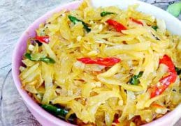 Dengan Suwiran Ayam ­- Tumis Pepaya muda bumbu kuning yang mengandung protein hewani