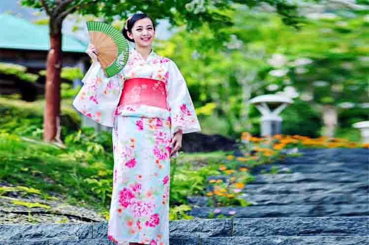 Yukata - Fakta pakaian tradisional jepang seperti Kimono tetapi lebih tipis