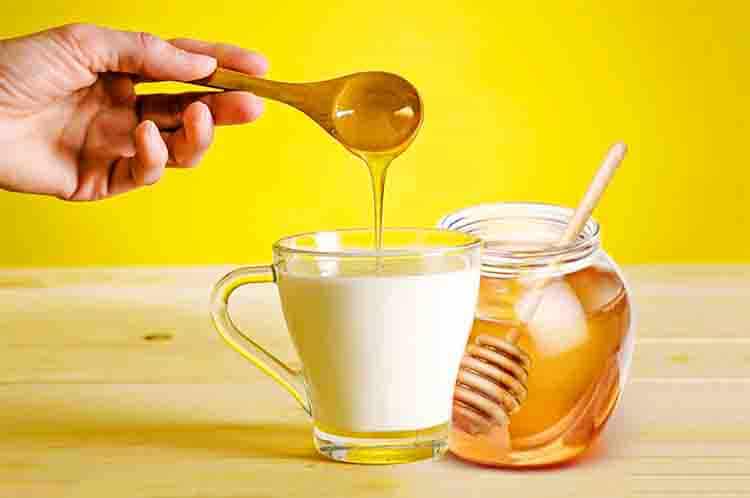 Menyehatkan Jantung - Manfaat minum susu dicampur madu sebelum tidur untuk mengurangi LDL