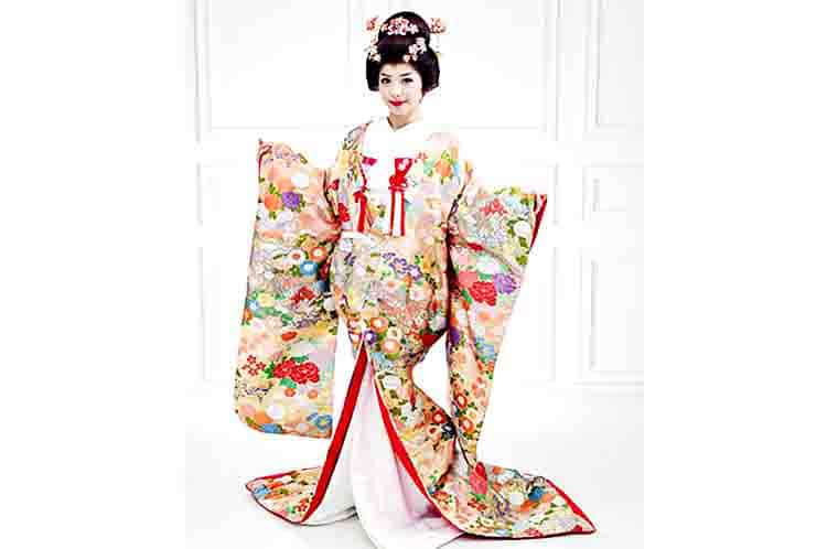 Uchikake - Fakta busana tradisional Jepang seperti Kimono tetapi lebih mewah