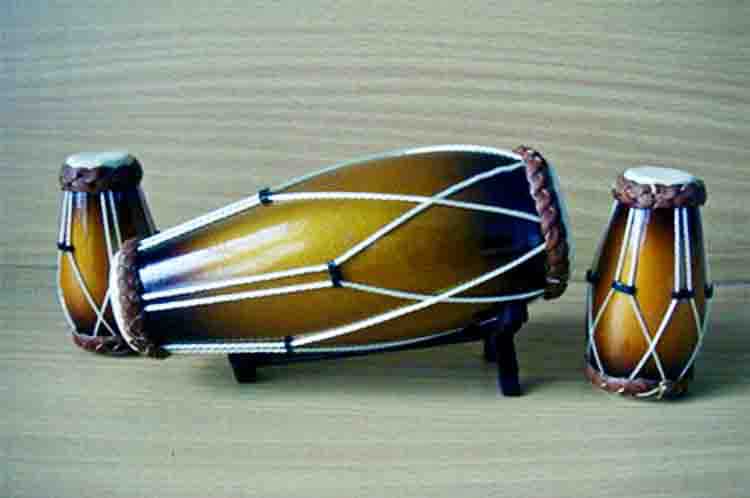 Gendang - Contoh alat musik Gambang Kromong berasal dari daerah DKI Jakarta yang bentuknya silinder