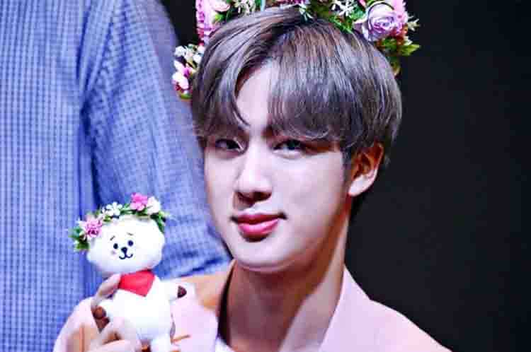 RJ - Nama boneka BTS dan pemiliknya yaitu Jin