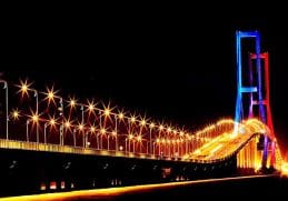 Menjadi Spot Wisata - Jembatan yang menghubungkan Surabaya dan Madura memikat para turis