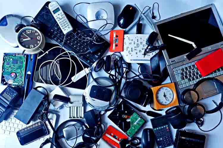 Barang Elektronik - Salah satu contoh limbah rumah tangga yaitu bekas alat berbasis listrik