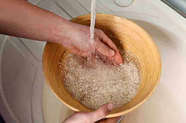 Cuci beras ketan hingga bersih