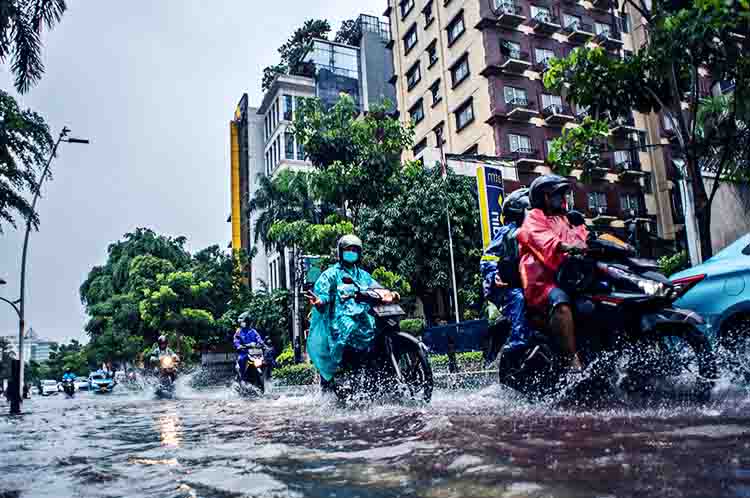 3. Langganan Banjir - Puisi ulang tahun Jakarta sebagai kritik politik