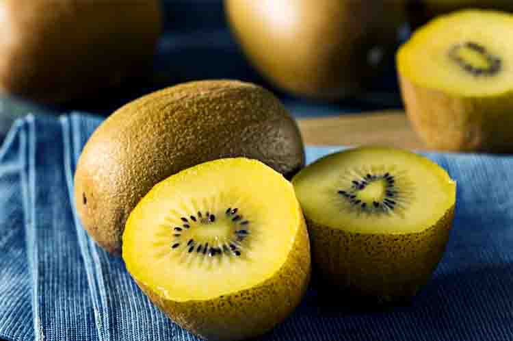 Menjaga tekanan darah -  Manfaat buah kiwi gold  yang Berkhasiat yakni dapat menjaga tekanan darah