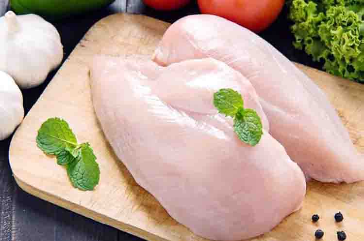 Dada ayam - Menu Makanan Defisit Kalori bisa Anda temukan di dada ayam