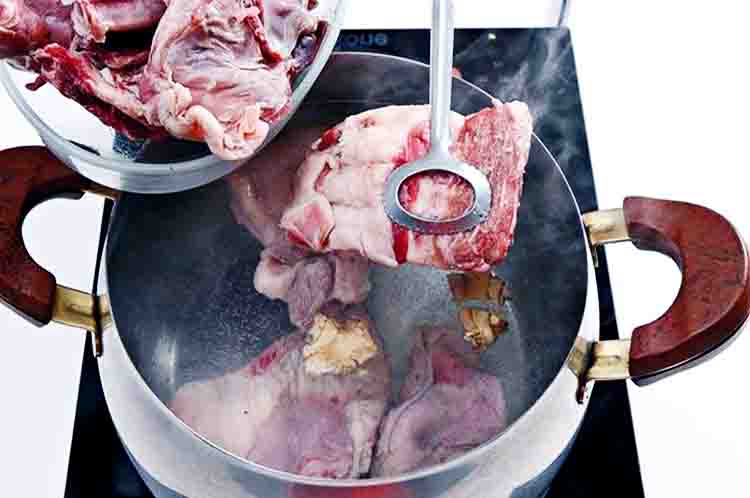 Rebus terlebih dahulu daging kambing - Resep bumbu tengkleng kambing Solo