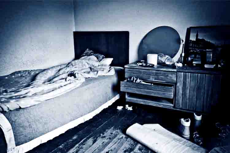 Mayat dibawah ranjang - Cerita misteri nyata menyeramkan berdasar film horror yaitu mayat dibawah ranjang