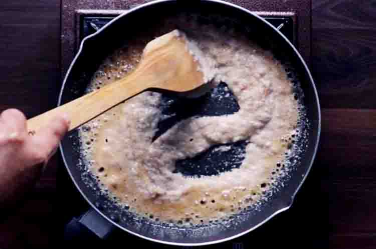 Menumis bahan – bahan -Cara membuat kuah bakso ayam bening dan sedap dilakukan dengan menumis bahan - bahan