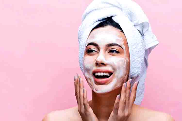 Menggunakan sabun khusus pembersih wajah - cara mengatasi muka kering dan kusam dapat dengan menggunakan sabun khusus pembersih wajah