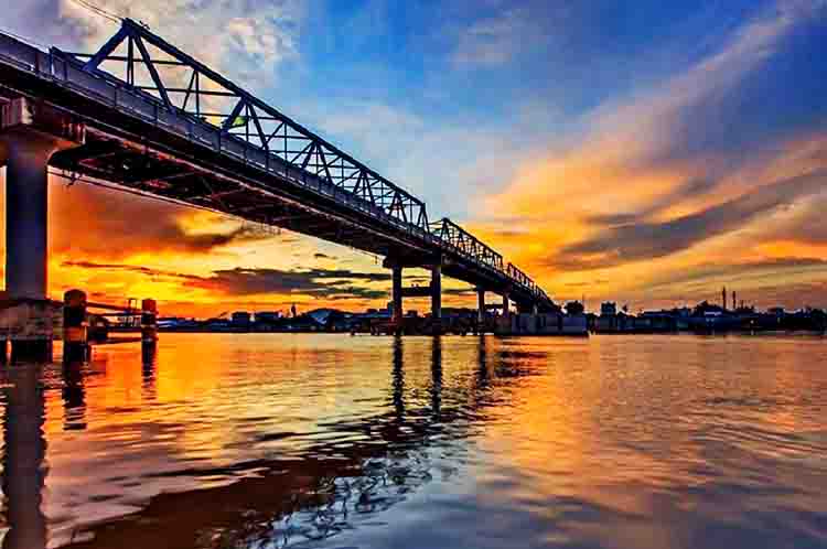 Pembangunan Jembatan Kapuas - sungai terpanjang di Indonesia terletak di pulau Kapuas dengan pembangunan jembatannya
