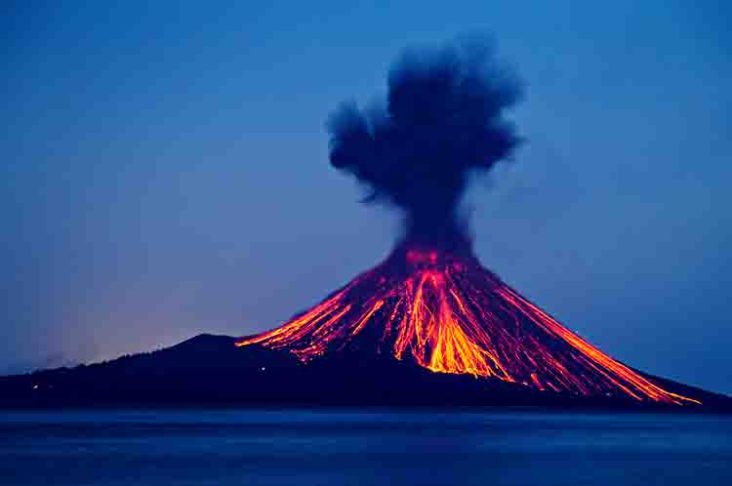 Mengeluarkan Lahar Panas - bentuk gunung api strato dan bahayanya dapat mengeluarkan lahar panas