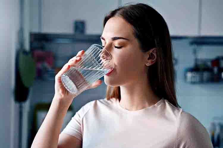 Rutin minum air putih - cara mengatasi muka kering dan kusam  dengan cara rutin minum air putih