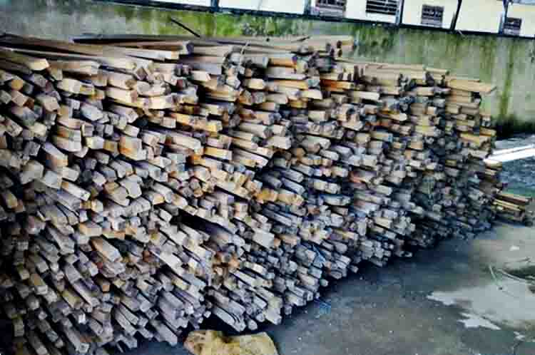 Reng Kayu Akasia 3 x 4 cm - harga kayu reng per batang jenis akasia dengan ukuran 3 x 4 cm dibanderol sekitar 5 ribuan