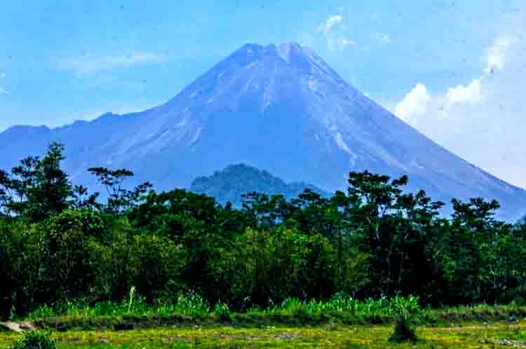 Gunung Merapi - contoh gunung api strato adalah gunung merapi