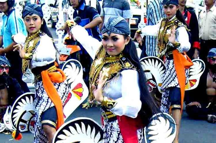 Kenyataan Alam Ghaib - tarian kuda lumping berasal dari ponorogo dengan maknanya yakni kenyataan alam ghaib