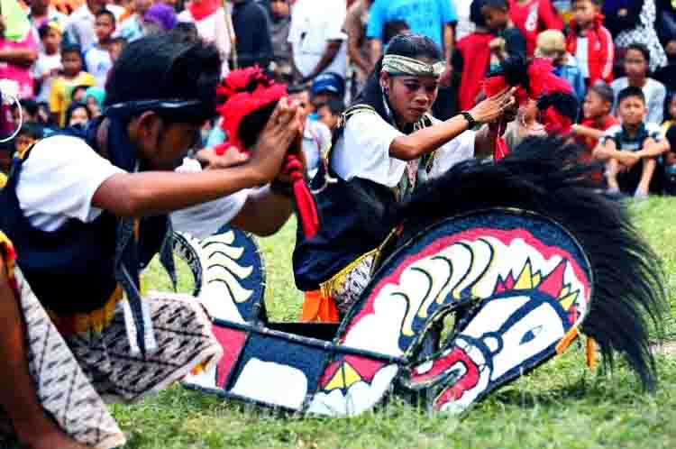 Atraksi Mistis - tarian kuda lumping berasal dari ponorogo dengan maknanya yakni atraksi mistis