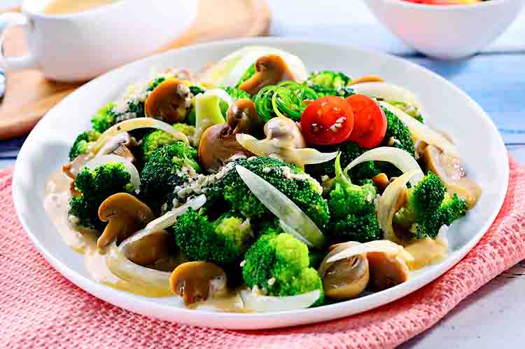 Tumis Brokoli Jamur - makanan yang enak di siang hari adalah tumis brokoli jamur