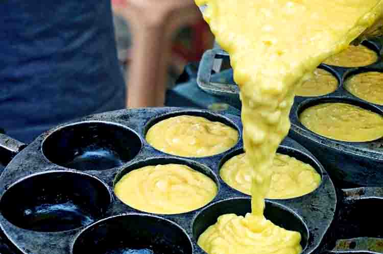 Siapkan Cetakan - resep kue dari tepung terigu telur dan mentega adalah dengan menyiapkan cetakan