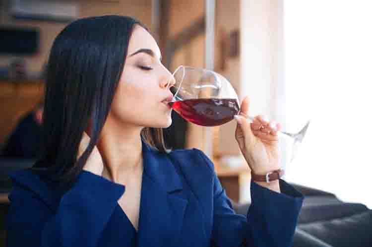 Akan Terlihat Jauh Lebih Tenang Dari Sebelumnya - Ciri-ciri orang mabuk anggur merah yakni akan terlihat jauh lebih tenang dari sebelumnya