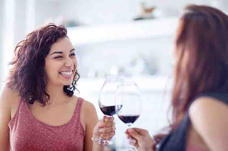 Bisa Hilang Keseimbangan - Ciri-ciri orang mabuk anggur merah yakni bisa hilang keseimbangan