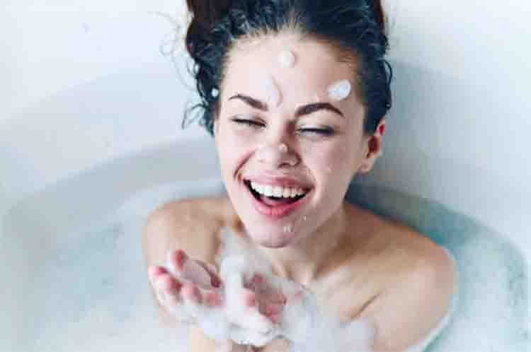 Rutin Mandi Menggunakan Sabun - Bagaimana cara menghilangkan bau ketiak selamanya yakni dengan rutin mandi menggunakan sabun