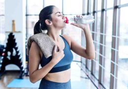Air Mineral - Minuman untuk mengecilkan perut dalam 4 hari adalah air mineral