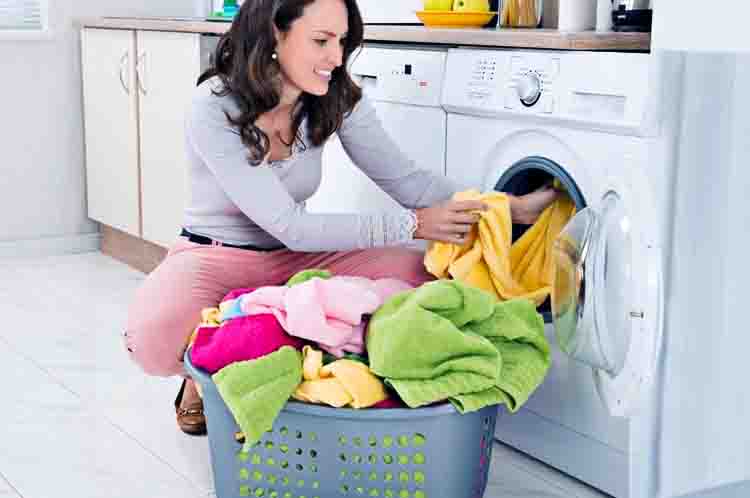 Isi Mesin Cuci Terlalu Penuh - Penyebab mesin cuci lambat berputar adalah karena isi mesin cuci terlalu penuh 