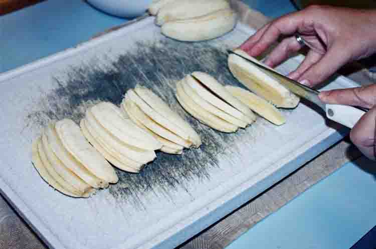 Mengupas Pisang dan Membelahnya Menjadi 2-3 Potongan - Cara membuat sale pisang jemur adalah dengan mengupas pisang dan membelahnya menjadi 2-3 potongan
