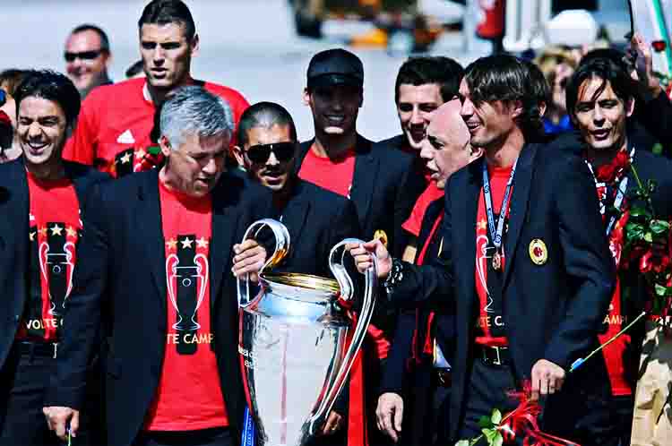 AC Milan - Tim yang dilatih Carlo ancelotti dan sangatlah terkenal yakni AC Milan