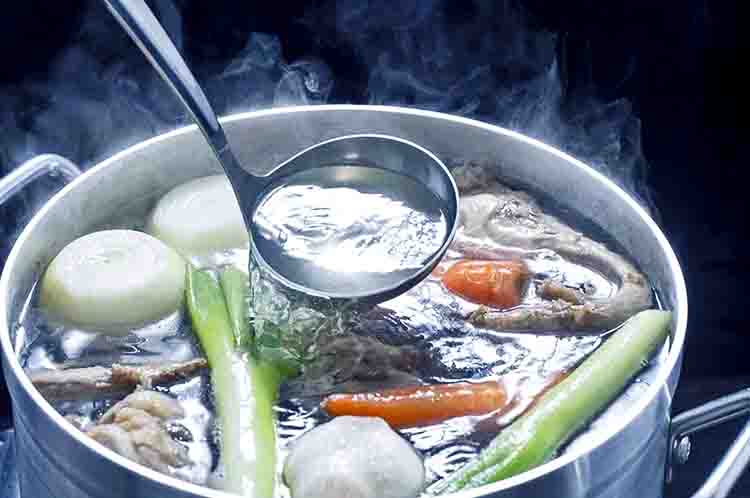 1.	Boiling - Teknik pengolahan makanan panas basah sering disebut dengan istilah Moist Heat Cooking dengan contoh yakni Boiling