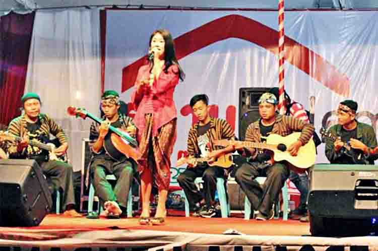 Mengisi Kegiatan Syukuran Atau Pernikahan - Keroncong merupakan musik yang berasal dari daerah Maluku dengan fungsi mengisi kegiatan syukuran atau pernikahan