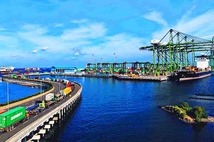 Pelabuhan Tanjung Priok - Pelabuhan terbesar di Indonesia adalah pelabuhan Tanjung Priok
