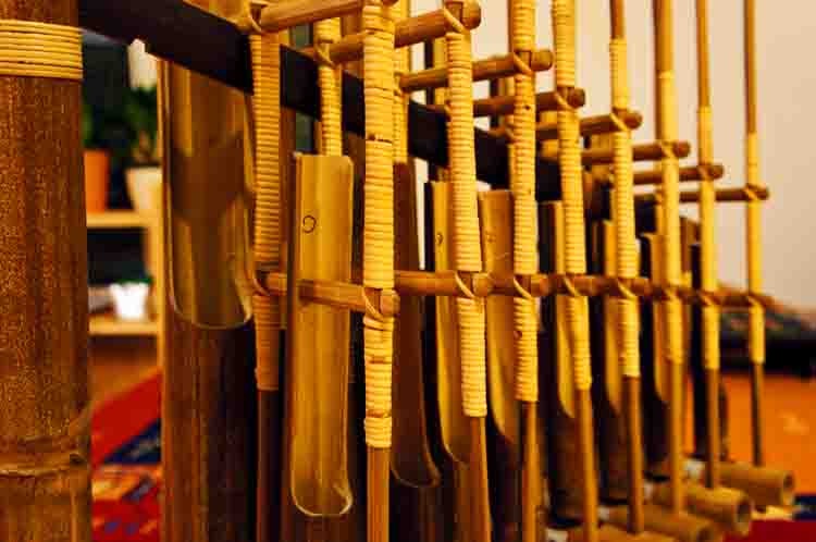 Angklung - Gambar alat musik tradisional beserta namanya adalah angklung
