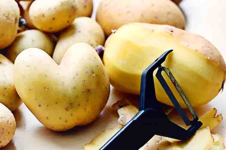 Menyiapkan Bahan-Bahan - Cara membuat kentang goreng renyah tidak lembek adalah dengan menyiapkan bahan-bahan