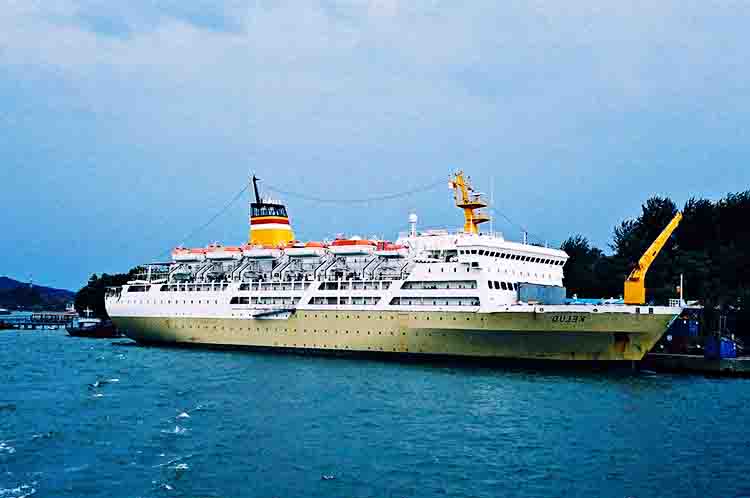 Kapal Kelud - Kapal penumpang terbesar di Indonesia salah satunya adalah Kapal Kelud