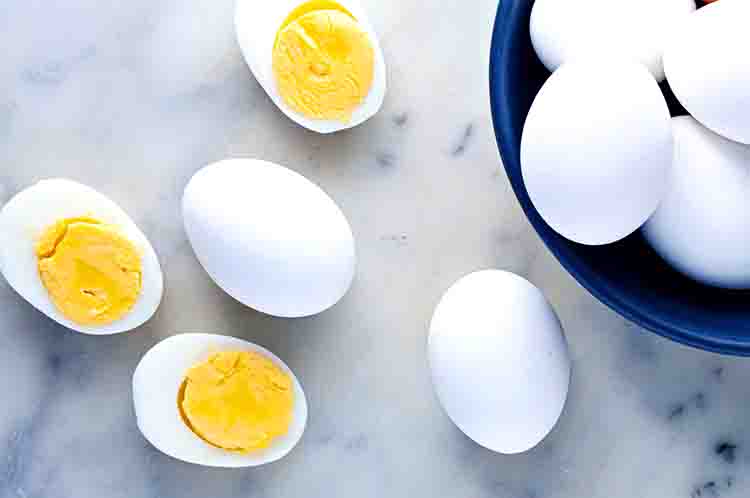 Mengatur Kolesterol - Manfaat telur rebus untuk ibu hamil trimester 3 adalah untuk mengatur kolesterol