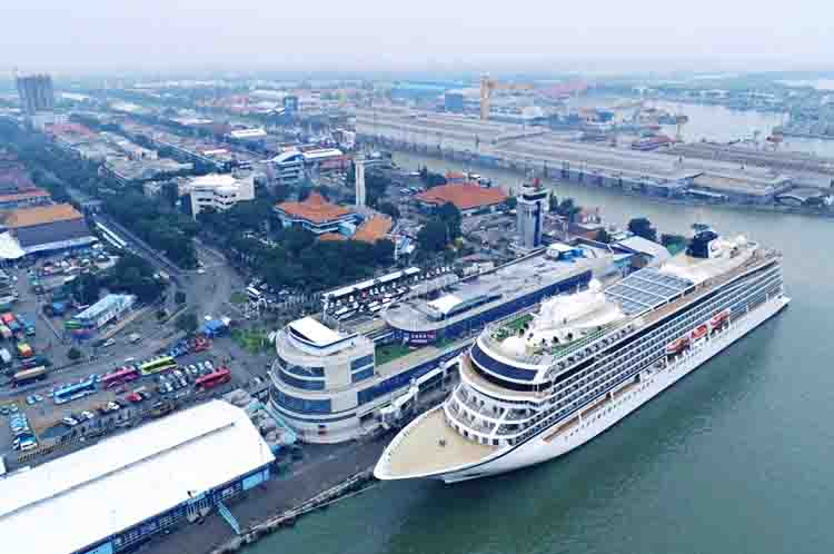 Pelabuhan Tanjung Perak - Pelabuhan terbesar di Indonesia adalah pelabuhan Tanjung Perak