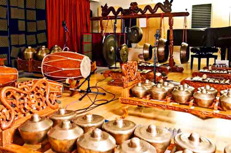 Gamelan - Gambar alat musik tradisional beserta namanya adalah gamelan