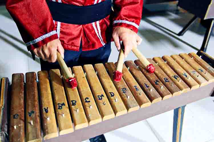 Kolintang - Gambar alat musik tradisional beserta namanya adalah kolintang