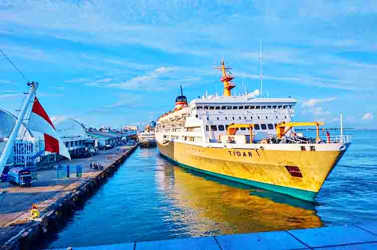 Kapal Tidar - Kapal penumpang terbesar di Indonesia salah satunyaadalah Kapal Tidar