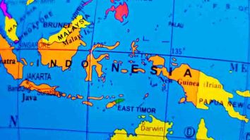 Letaknya Strategis di Permukaan Bumi - Batas sebelah barat negara Indonesia adalah Samudra Hindia